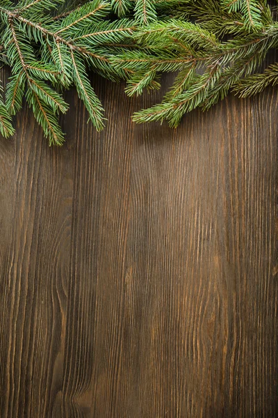 Árbol de Navidad sobre fondo de madera — Foto de Stock