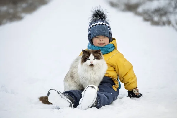 少年は屋外の猫と再生します。 — ストック写真