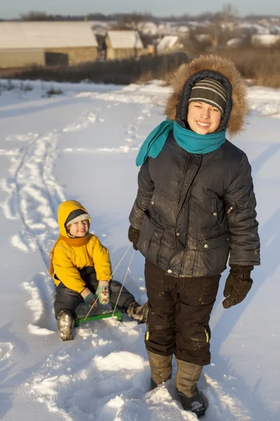 Gelukkige jongen met slee — Stockfoto