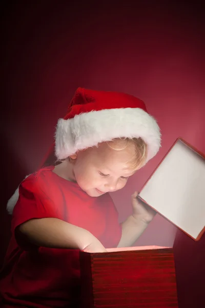 Niño feliz abierto caja de regalo —  Fotos de Stock