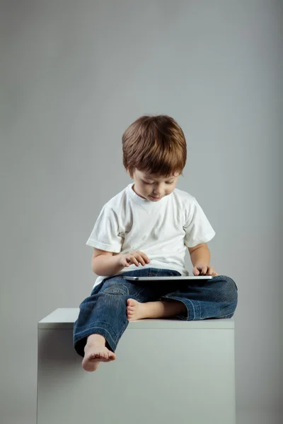 Menino de beleza com tablet PC — Fotografia de Stock