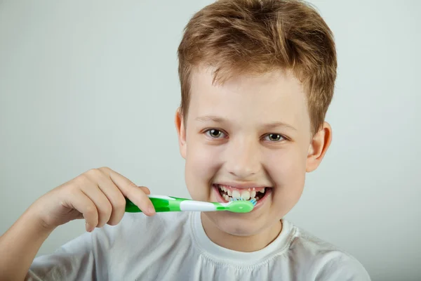 Menino escovando dentes — Fotografia de Stock