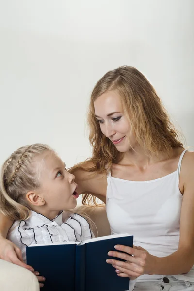 Familjen läsa bok — Stockfoto