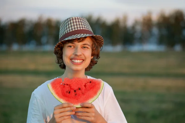 Chlapec jíst meloun — Stock fotografie