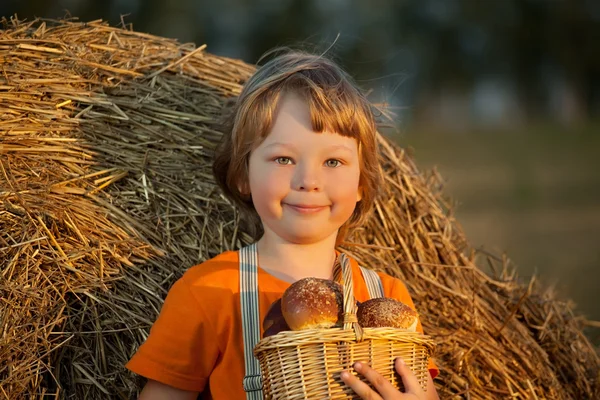 Menino com cesta de pães — Fotografia de Stock