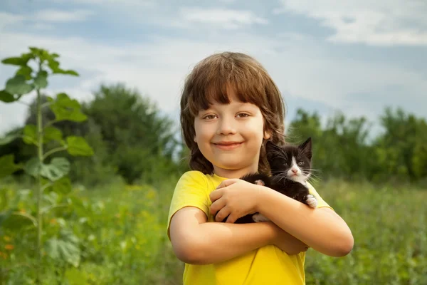 Niño feliz con un gatito — Foto de Stock