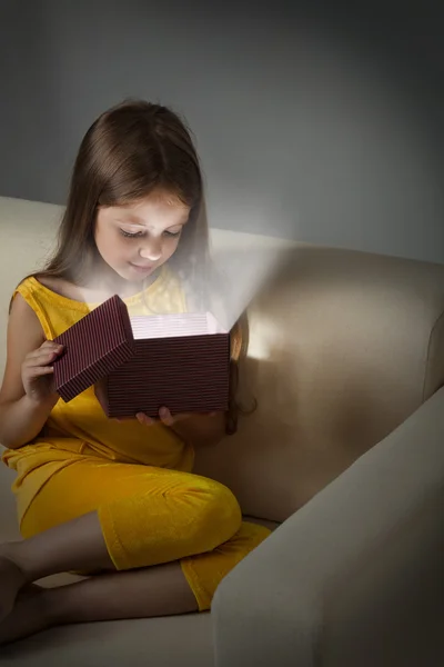 Niña pequeña caja de regalo abierta — Foto de Stock