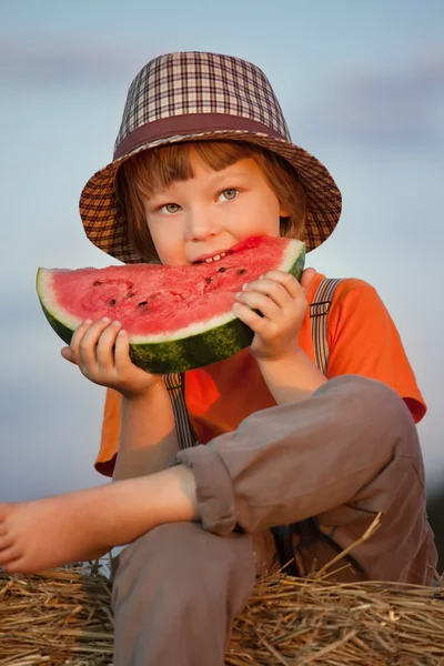 Junge isst Wassermelone — Stockfoto