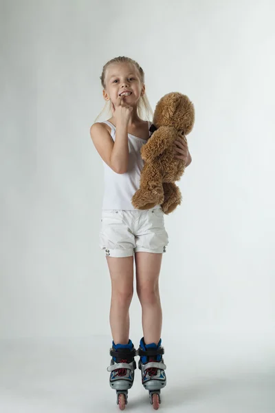 Fille avec un ours — Photo