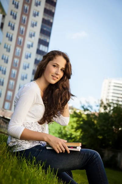 Fille sur herbe à l'extérieur — Photo