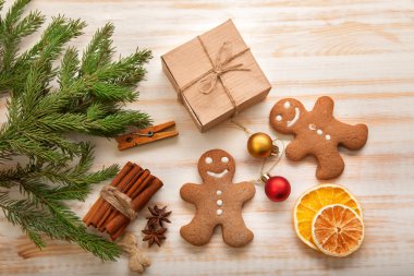 gingerbread Noel ağacı ve hediyeler masada
