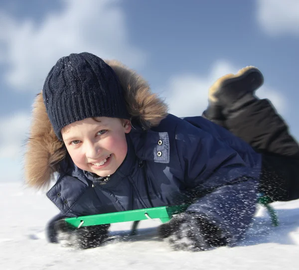 Gelukkige jongen op slee — Stockfoto