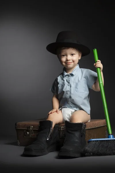 Baby met hoed spelen in de volwassene — Stockfoto