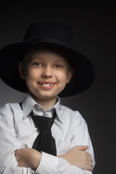 Bambino con cappello che gioca nell'adulto — Foto Stock