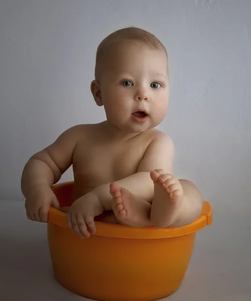 Bebé feliz en un lavabo — Foto de Stock