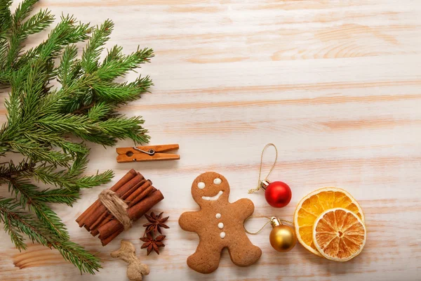 Peperkoek kerstboom en geschenken op tafel — Stockfoto