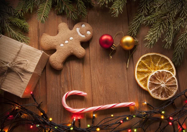 Peperkoek kerstboom en geschenken op tafel — Stockfoto