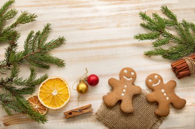 gingerbread Noel ağacı ve hediyeler masada