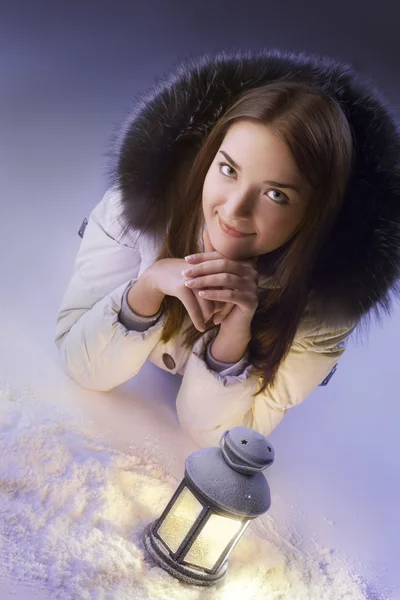 Krásná dívka na zimní Les — Stock fotografie