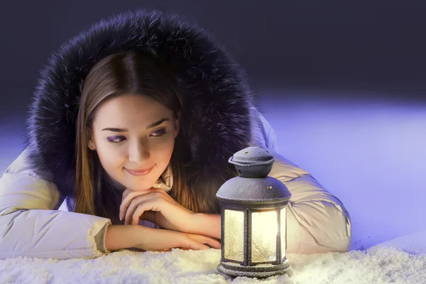 Mooi meisje op winter forest — Stockfoto
