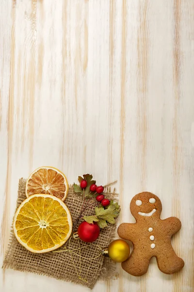 Peperkoek kerstboom en geschenken op tafel — Stockfoto