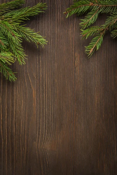 Kerstboom op houten achtergrond — Stockfoto