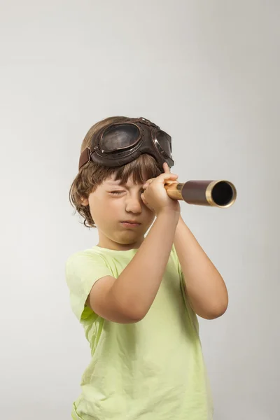 Dispensación Separar Hablar en voz alta Niño jugando telescopio fotos de stock, imágenes de Niño jugando telescopio  sin royalties | Depositphotos