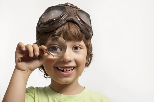 Jongen op zoek door een vergrootglas — Stockfoto