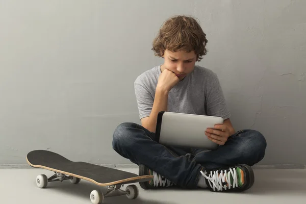 Teenager mit Tablet-PC — Stockfoto