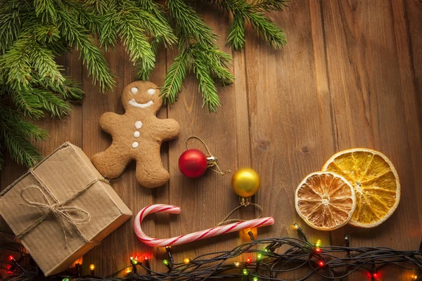 Gingerbread Christmas tree and gifts on table — Stock Photo, Image