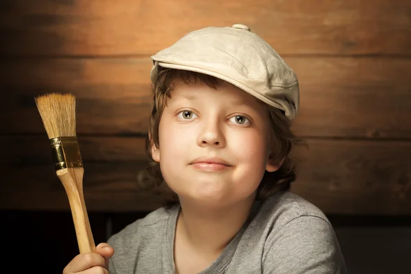 Glücklicher Junge mit Pinsel — Stockfoto