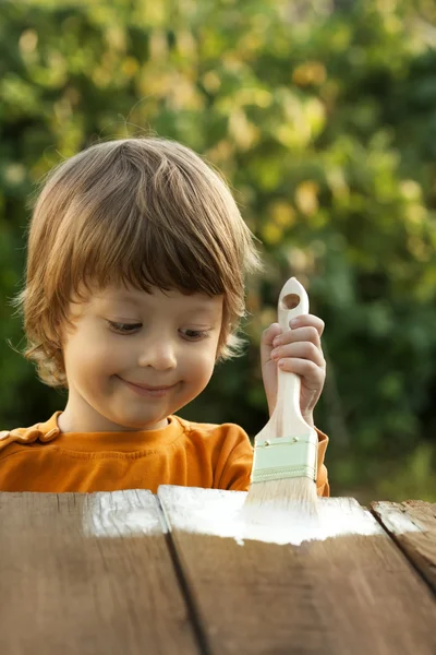 Glücklicher Junge mit Pinsel — Stockfoto