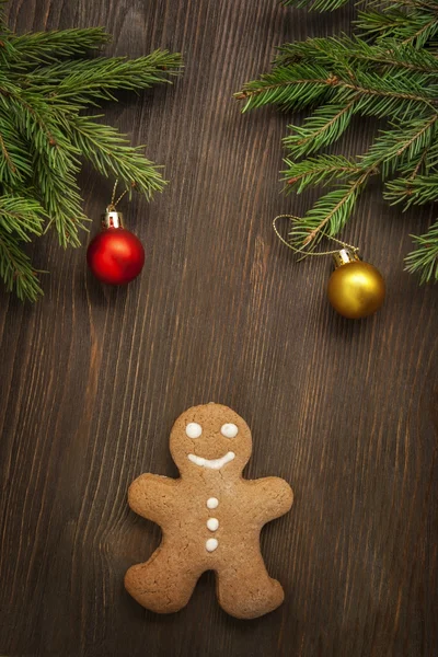 Gingerbread Christmas tree and gifts on table — Stock Photo, Image