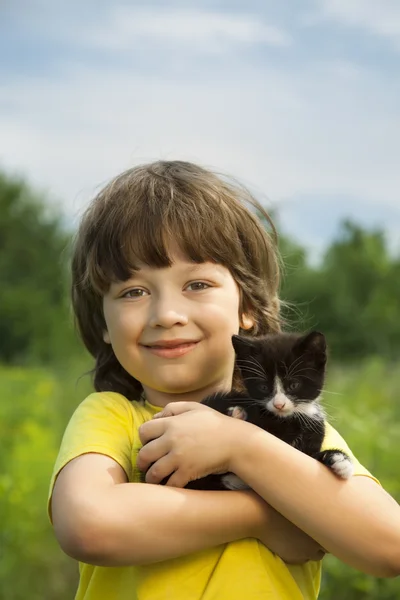 Niño feliz con un gatito — Foto de Stock