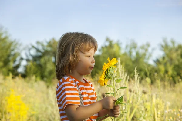 Glücklicher Junge mit Sonnenblume — Stockfoto