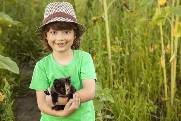 Gelukkig kind met een kitten — Stockfoto