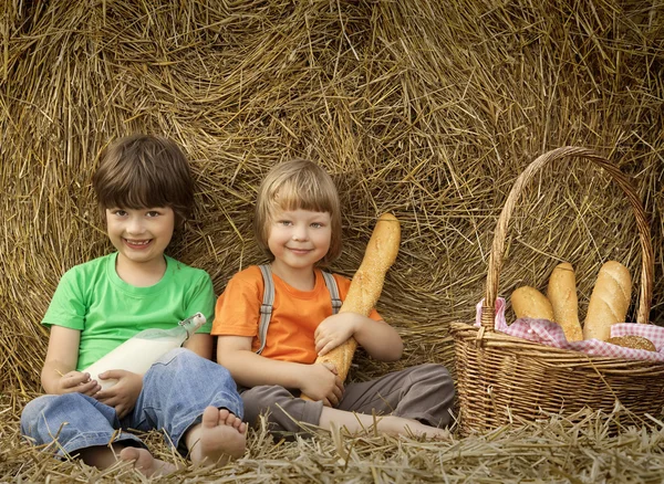 Adolescente su un pagliaio con pane e latte — Foto Stock