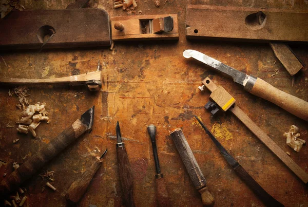 Narzędzia ręczne drewna na stary drewniany stół warsztatowy — Zdjęcie stockowe