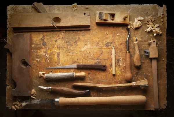 Utensili a mano Legno su un vecchio banco da lavoro in legno — Foto Stock