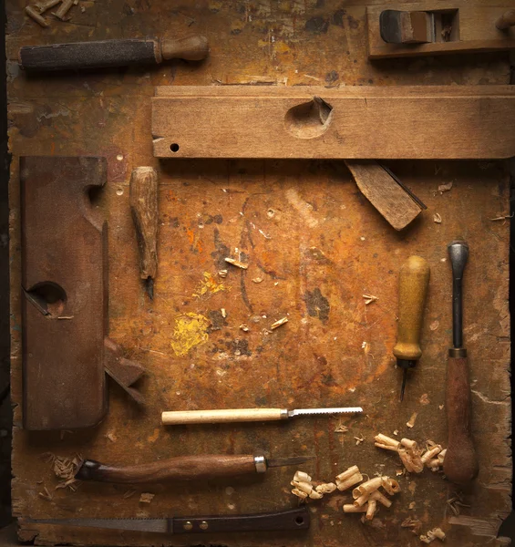 Herramientas de mano Madera en un antiguo banco de trabajo de madera —  Fotos de Stock