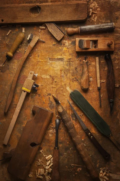 Utensili a mano Legno su un vecchio banco da lavoro in legno — Foto Stock