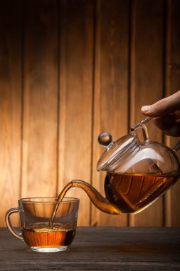 bir çaydanlık dökülür