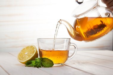 bir çay çaydanlık bardaktan dökülür