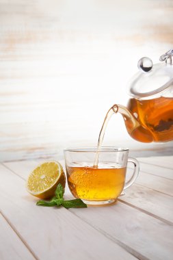 bir çay çaydanlık bardaktan dökülür