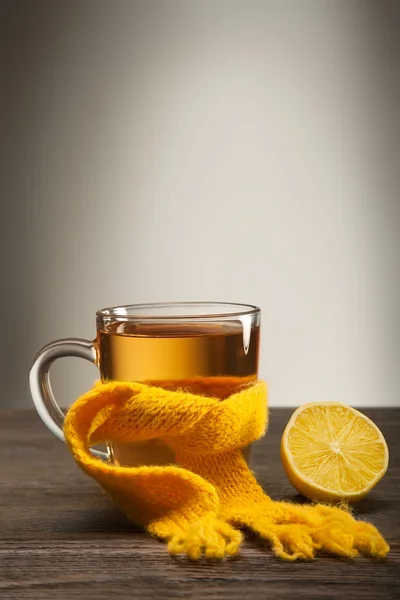 Glas te i en halsduk — Stockfoto