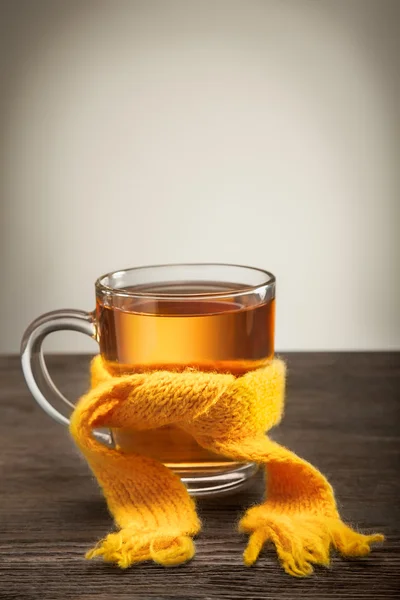Vaso de té en una bufanda —  Fotos de Stock