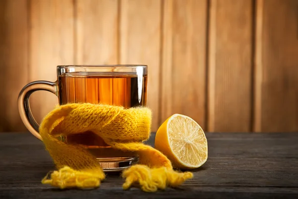Vaso de té en una bufanda —  Fotos de Stock