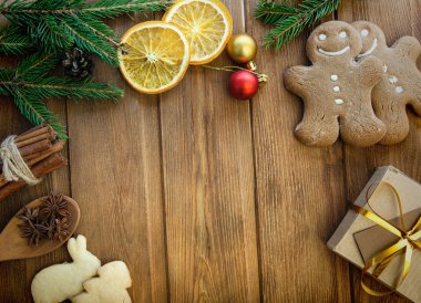 gingerbread Noel ağacı ve hediyeler masada