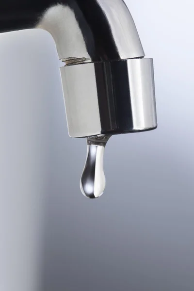 Afvoer van water uit de kraan Metal — Stockfoto