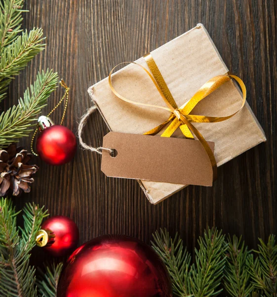 Árbol de Navidad con caja de regalo y decoraciones sobre fondo de madera — Foto de Stock